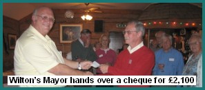 Wilton's Mayor hands over a cheque for �2,100